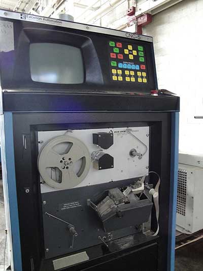 نوارخوان کاغذ بر روی دستگاه کنترل عددی کامپیوتری (CNC). 